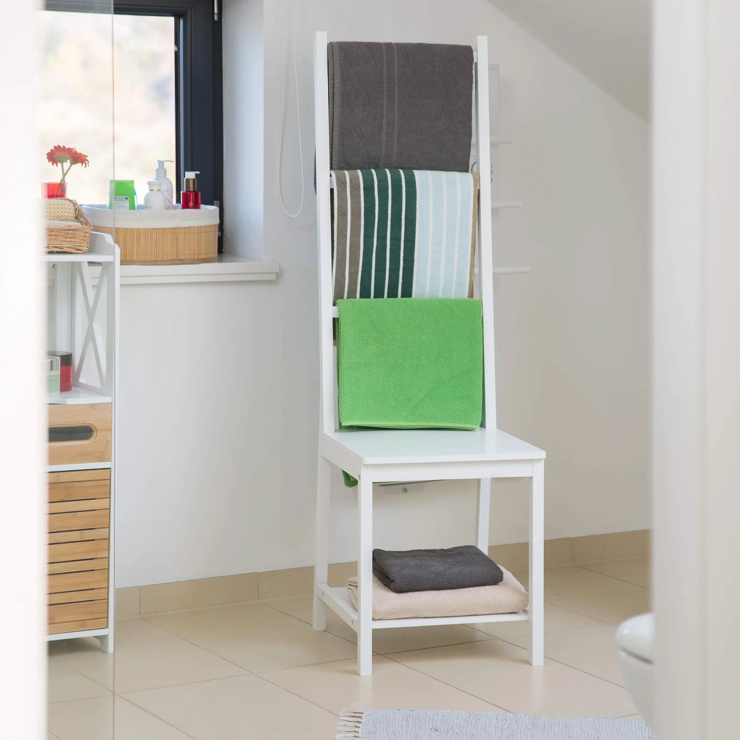 Relaxdays Sedia Portasciugamani in Bambù 133x40x42 cm Bianco