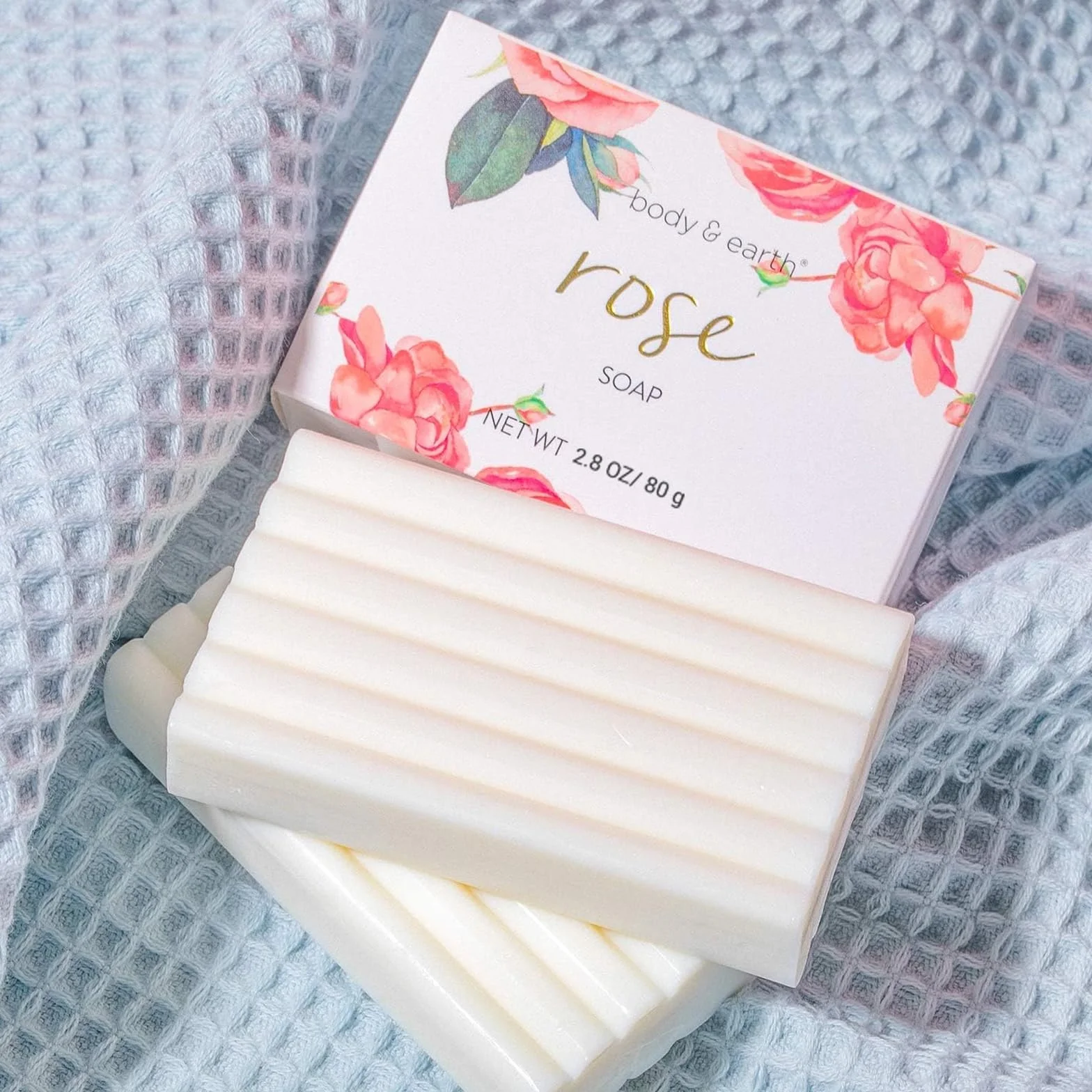 BODY & EARTH Confezione Regalo per Donne, 5 Pezzi, Rosa, gel Doccia, Burro per il Corpo, Crema per Le mani, Lozione per il Corpo, Regalo di Compleanno, Fidanzata, San Valentino per lei