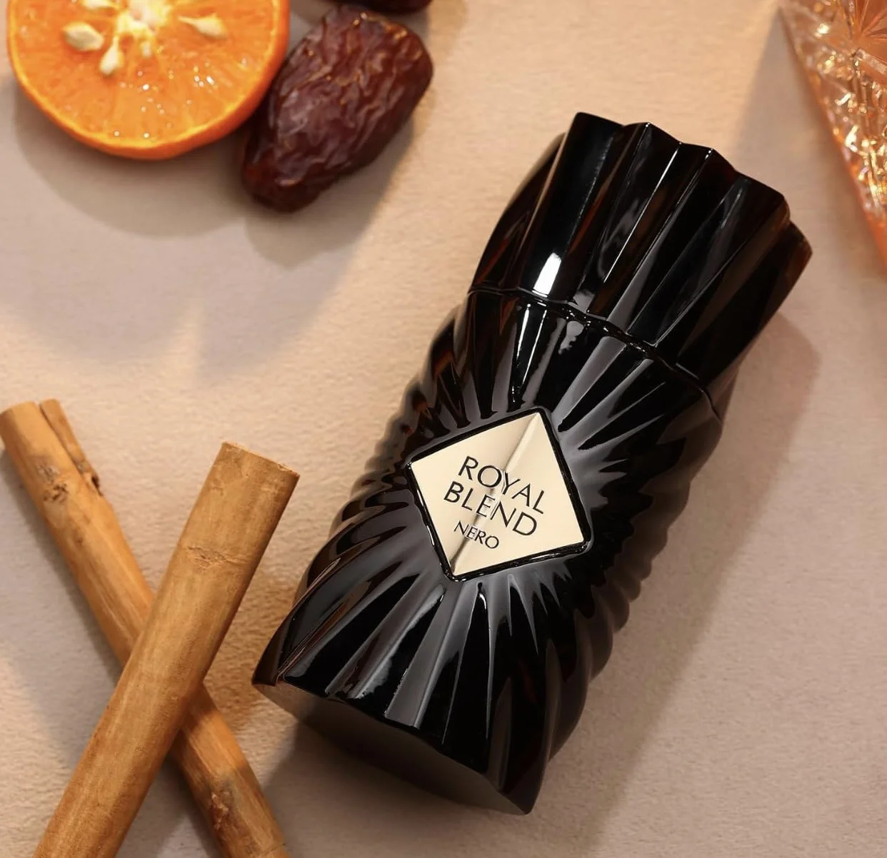 Royal Blend Nero - Estratto di profumo da 100 ml - Fragranza araba unisex di lunga durata con atomizzatore, profumo orientale e gourmet con note di mela, cannella e vaniglia (Nero)