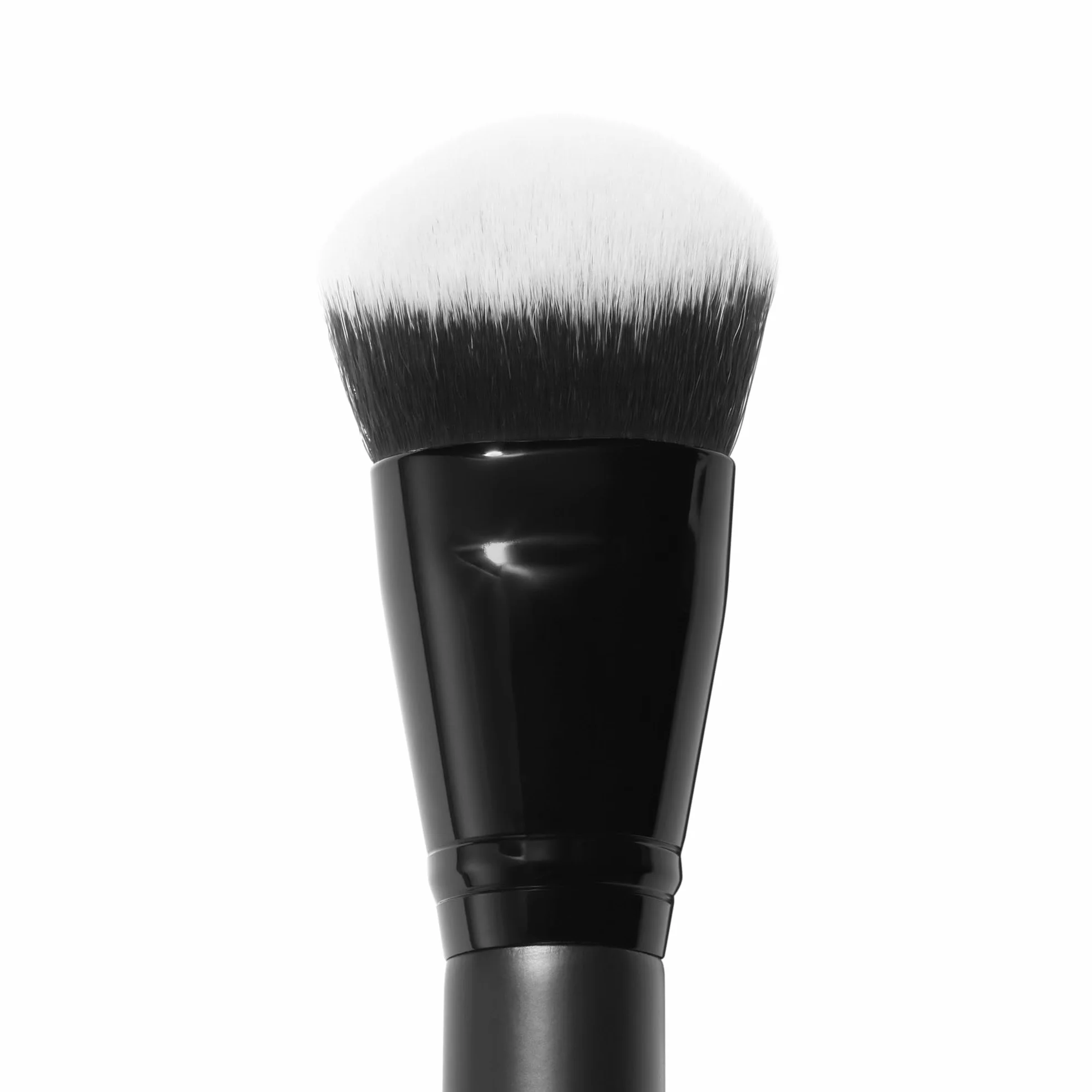 e.l.f. Smooth Swipe Foundation Brush, pennello trucco viso per un finish naturale, ideale per formule liquide e in crema, prodotto vegano e non testato sugli animali