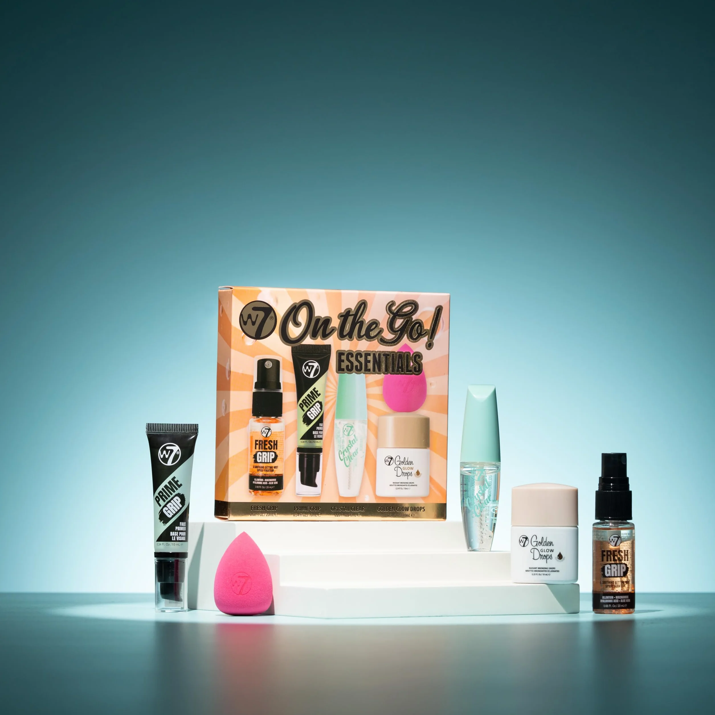 W7 On the Go Essentials - Set di trucchi indispensabili in formato mini, con primer, spray fissante, mascara, gocce abbronzanti Golden Glow e spugnetta - Make-up essenziali