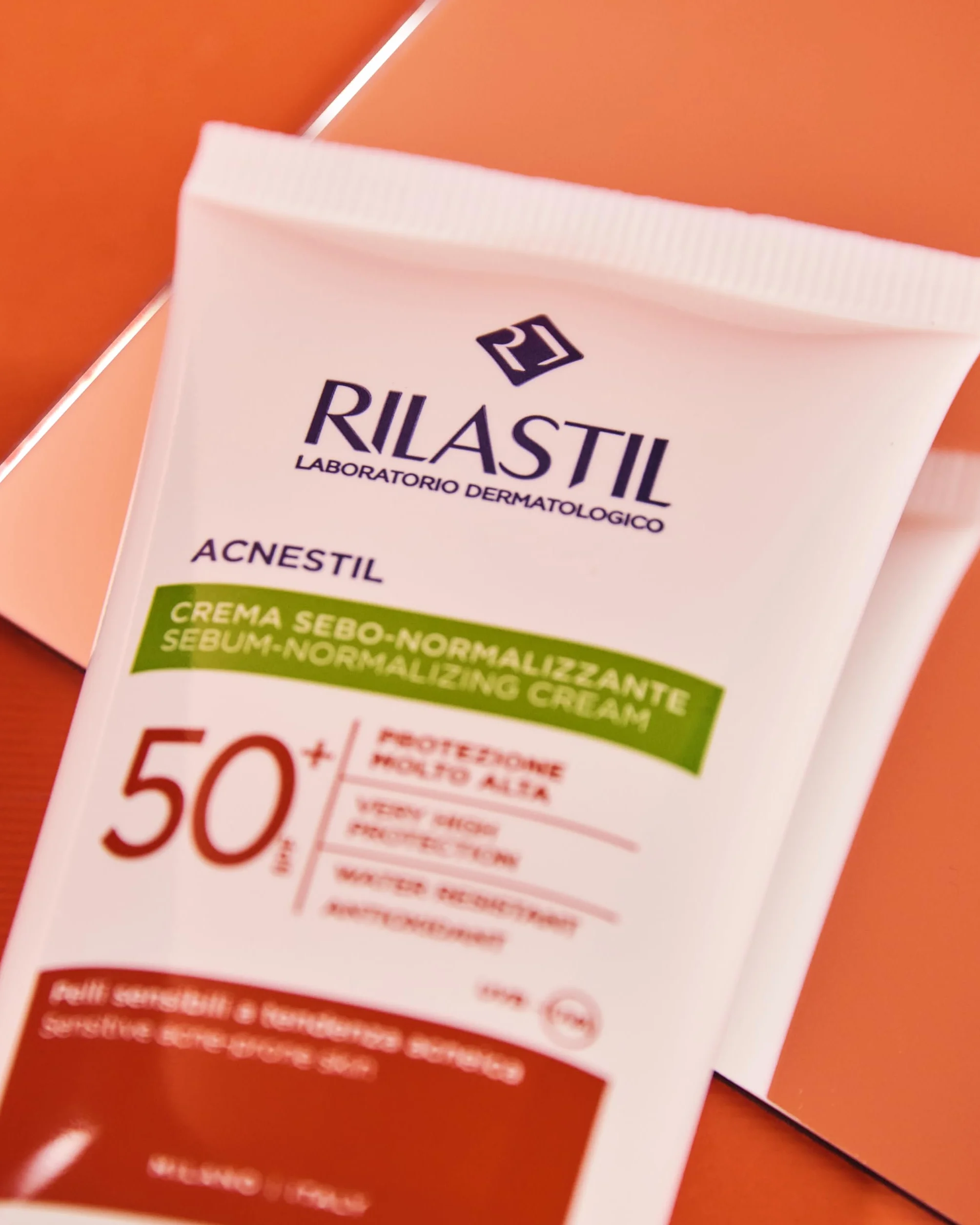 Rilastil Acnestil Crema Sebo-Normalizzante, Azione Lenitiva e Opacizzante, Antierima Solare, per Pelli Sensibili a Tendenza Acneica SPF 50+, Confezione da 40 ml
