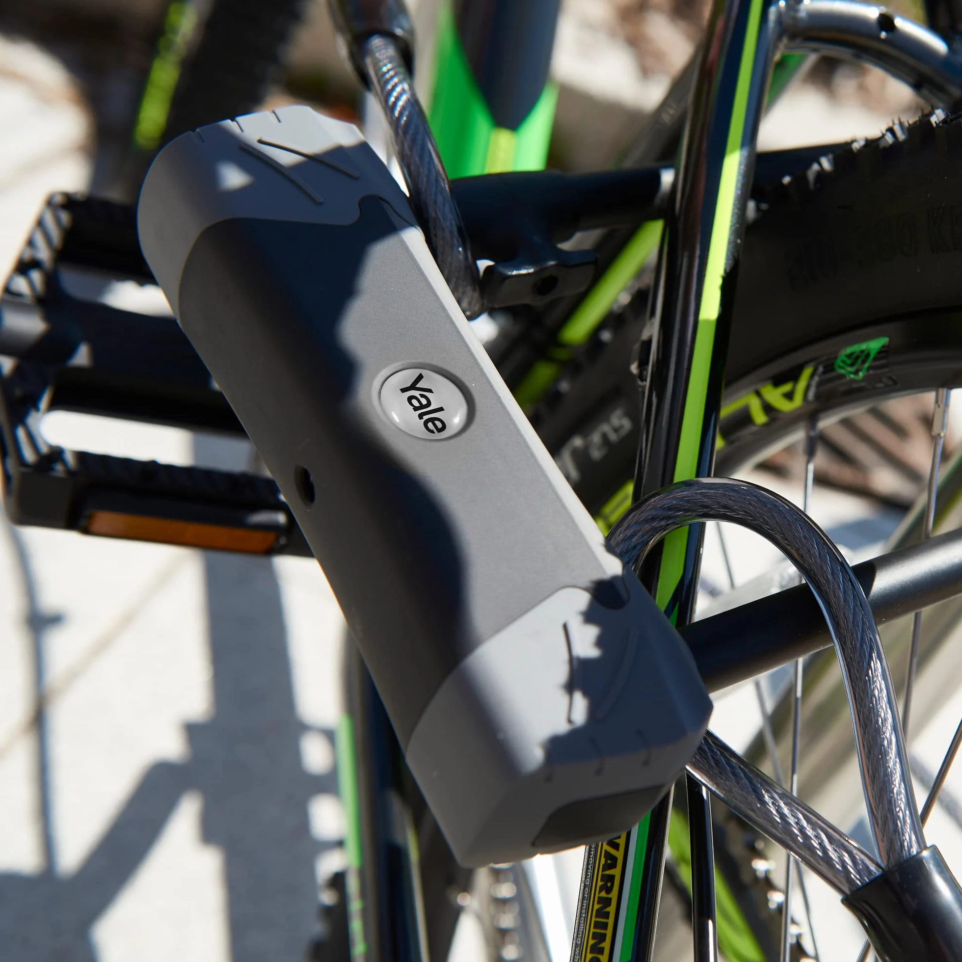 Yale YUL3C/14/230/1 Lucchetto a U 230 mm Arco Rinforzato Acciaio Ø14 mm Serratura Chiave Alta Resistenza Cavo Acciaio 1200x10 mm per Bici Moto