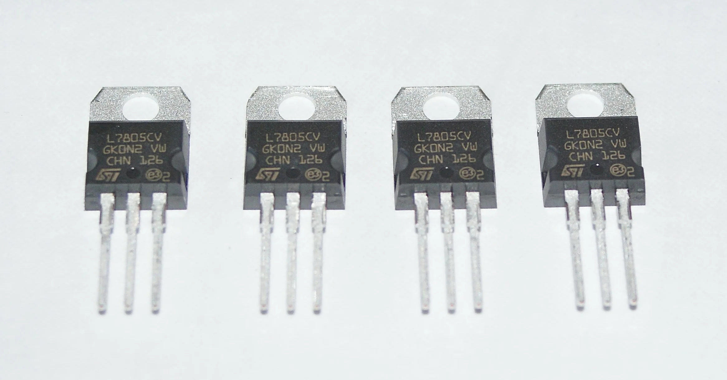 L7805CV Regolatore di tensione positivo 5V TO-220 Confezione da 4