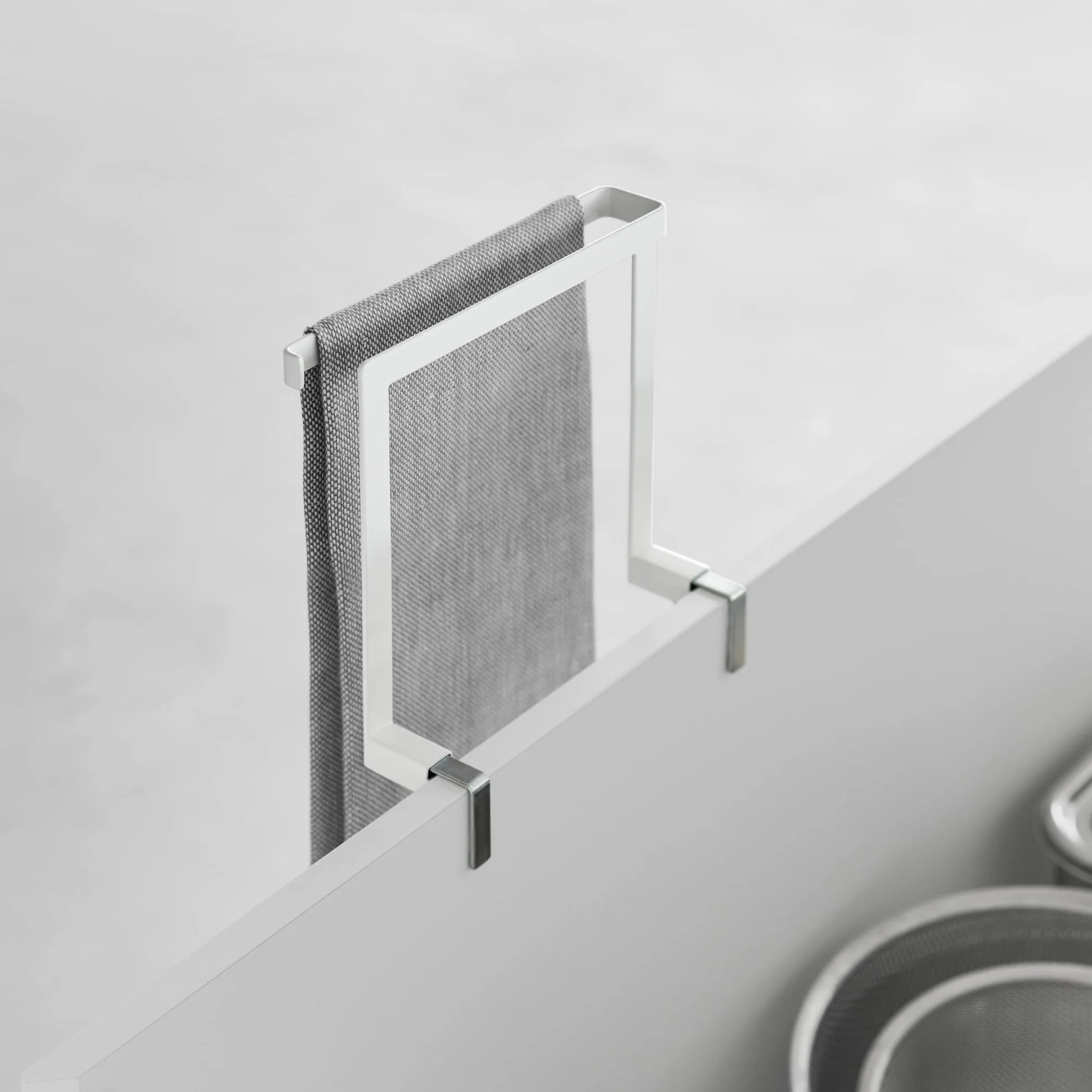 Yamazaki 1590 TOWER Floating Towel Hanger White Steel 20 x 910 x 19.5 cm