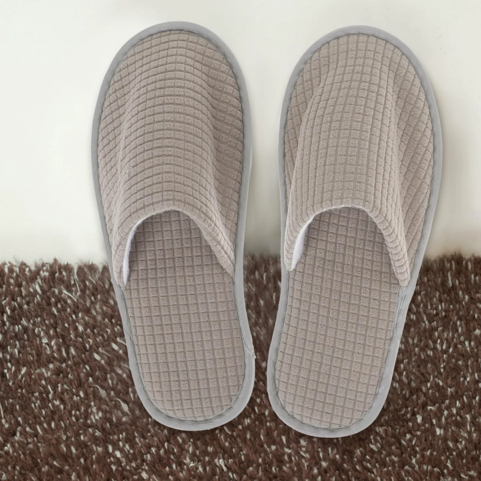 Pantofole Monouso per Ospiti 6 Paia in Pile per Hotel e Viaggio | Antiscivolo, Comfort per Uso Quotidiano, Confezione Assortita Giallo e Grigio