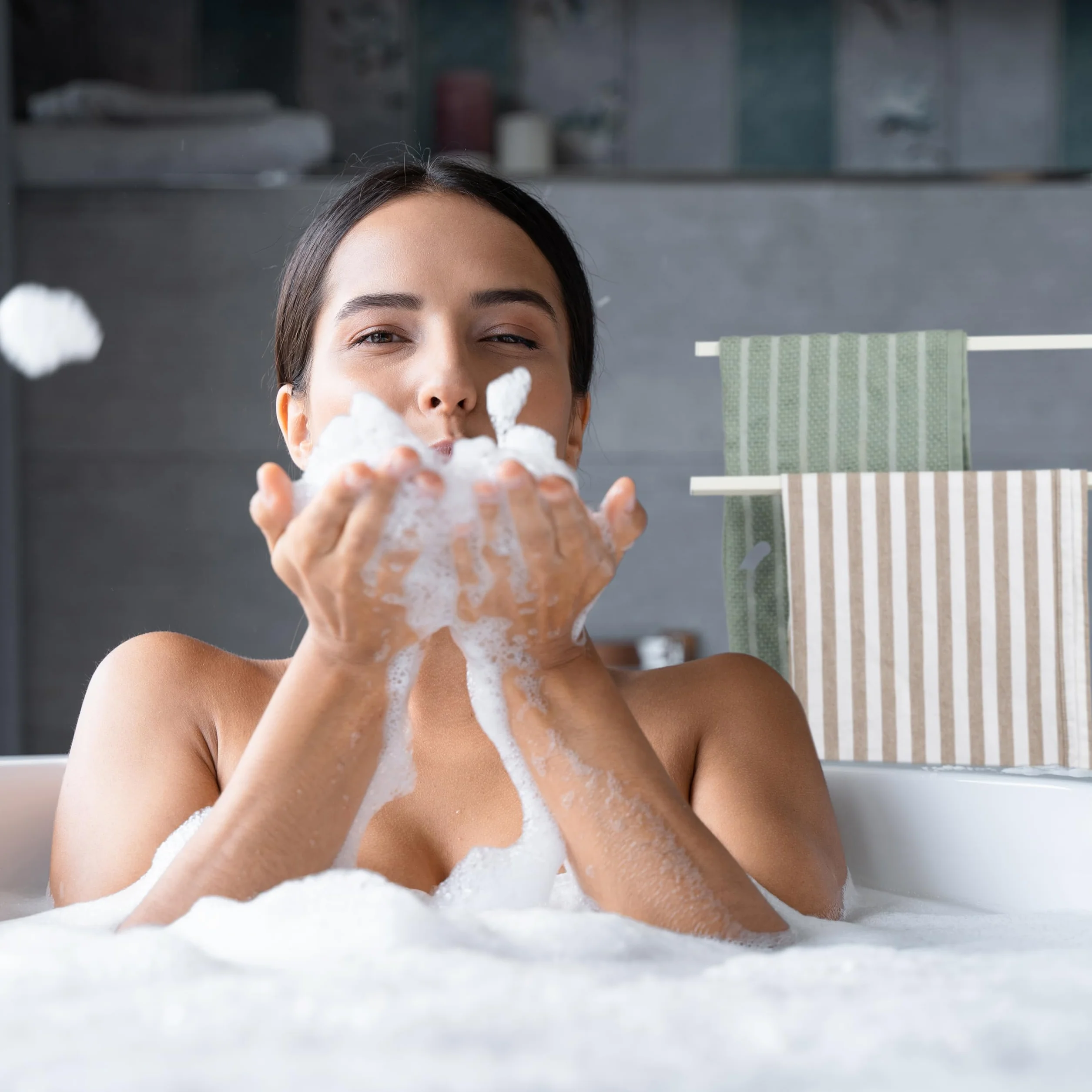 Relaxdays Portasciugamani da Terra a 2 Bracci, Legno e Metallo, Bianco Naturale