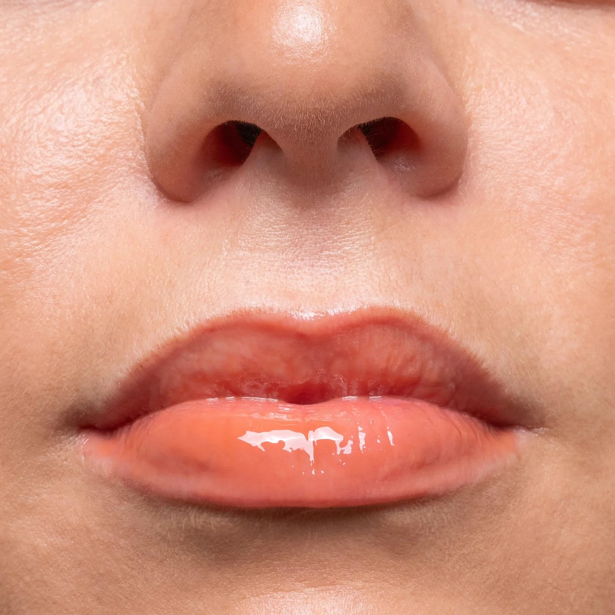 Transparent Lab Tinted Lipgloss Terracotta 15 ml – Balsamo labbra colorato SPF50, con acido ialuronico e peptidi volumizzanti, idratazione, lucentezza naturale e protezione solare alta