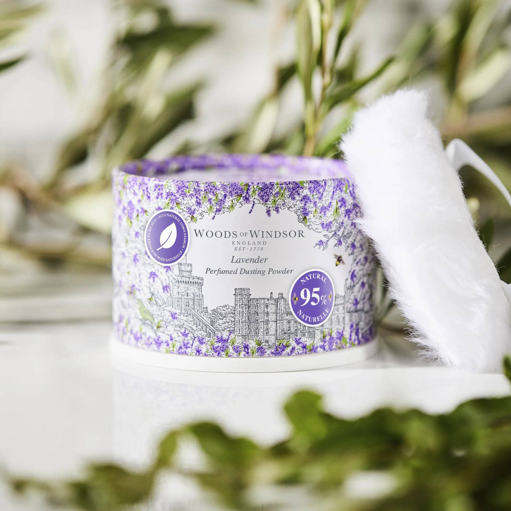 Woods of Windsor Polvere Profumata alla Lavanda con Puff Corpo, Alternativa al Talco, Controllo Odori e Prevenzione Irritazioni, 95% Ingredienti Naturali, Vegano e Cruelty Free, 100g